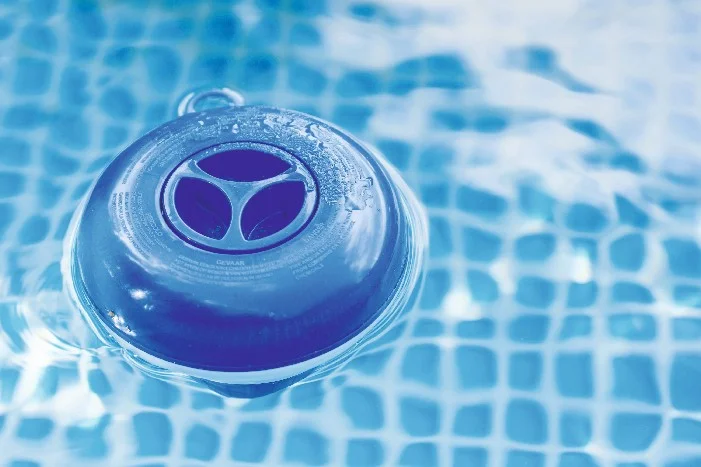 Schwimmbadreinigungsmittel im Pool